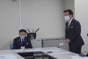 埼玉県県土整備部長へ事業の説明をする新井藤岡市長