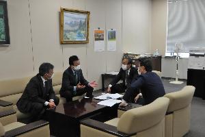 黒田総務事務次官に要望の内容を説明する新井藤岡市長