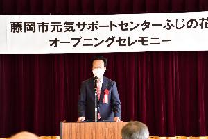 開所式であいさつする新井藤岡市長