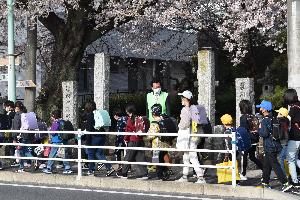 児童の登校を見守る新井藤岡市長