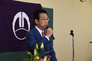 就任式であいさつする新井市長