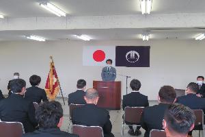 贈呈式であいさつをする新井藤岡市長