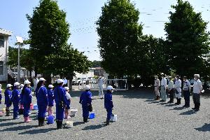 日野小学校児童へあいさつする新井藤岡市長