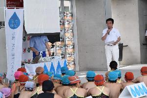 開会式であいさつする新井藤岡市長