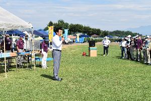 開会式であいさつする新井藤岡市長