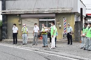 関係者らとともに現地を確認する新井藤岡市長