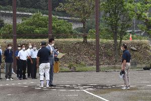 開会式で表彰する新井藤岡市長