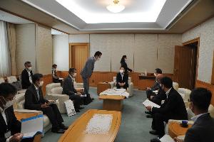 群馬県議会議長へ要望活動を行う新井藤岡市長