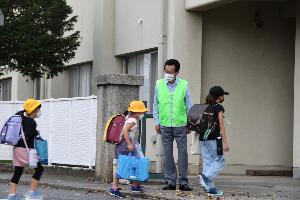 児童の登校を見守る新井藤岡市長