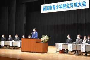 藤岡市青少年健全育成大会であいさつする新井藤岡市長