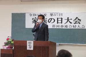 表彰式で来賓あいさつを行う新井藤岡市長