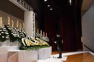 式典で式辞を述べる新井藤岡市長