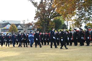 点検官として服装点検及び車両点検を行う新井藤岡市長