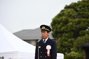 秋季点検で講評を行う新井藤岡市長