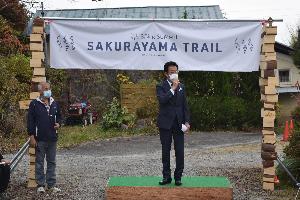 開会式であいさつする新井藤岡市長