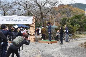 スターターを務める新井藤岡市長