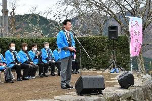 桜山まつり式典であいさつする新井藤岡市長