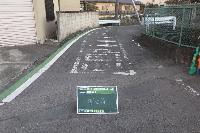 路面標示の書き直し前の道路の写真