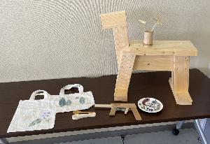 夏の思い出「ものづくり3days」で作れる作品。藍染のバッグ、木のスプーンなど。