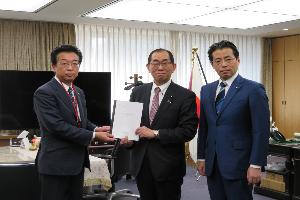 総務大臣に対し要望書を手渡す新井藤岡市長と福田達夫代議士