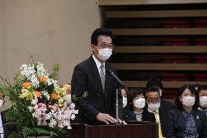 受賞者のみなさんに対し祝辞を行う新井藤岡市長