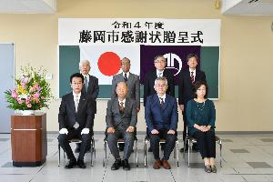 贈呈対象者との集合写真