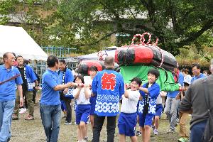 日野ホタル祭りでホタルのお神輿を担ぐ日野小学校児童たち