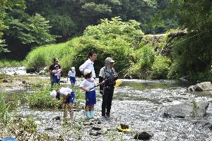 日野小学校の児童とともに鮎のためし釣りをする新井藤岡市長