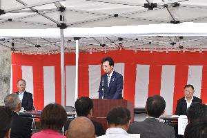 開所式であいさつする新井藤岡市長