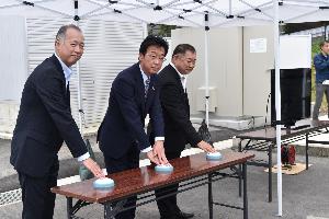発電開始のスイッチを押す新井藤岡市長と関係者