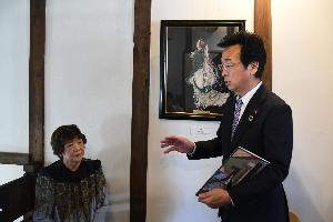 貸与式であいさつを行う新井藤岡市長