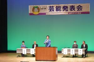 芸能発表会の開会式であいさつする新井藤岡市長
