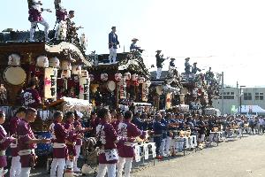 おまつり広場に集まった5地区の山車