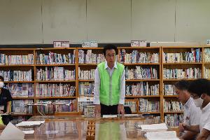 小中学校通学路総点検前に関係者へ挨拶する新井藤岡市長