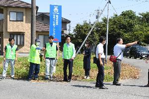 通学路の危険箇所を確認する新井藤岡市長