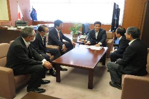 国土交通省政務官清水代議士へ概要説明する新井藤岡市長と関係者