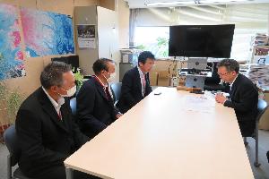 国土交通省幹部職員へ概要説明する新井藤岡市長と市職員