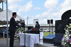 追悼の辞を行う新井藤岡市長