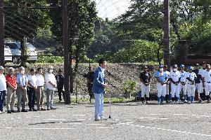 開会式であいさつする新井藤岡市長