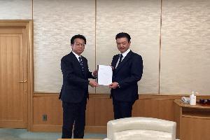 群馬県議会議長へ要望書を手渡す新井藤岡市長