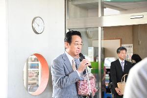 福祉パレードの式典であいさつする新井藤岡市長