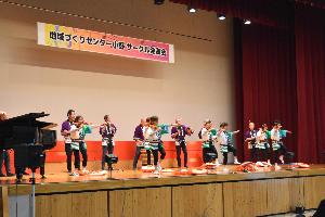 地域づくりセンター小野サークル発表会で八木節を披露する参加者