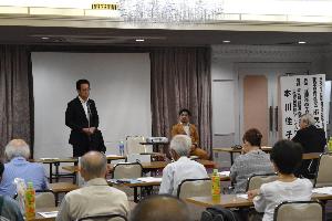 藤岡多野歯科医師会市民公開講座の開会式であいさつする新井藤岡市長