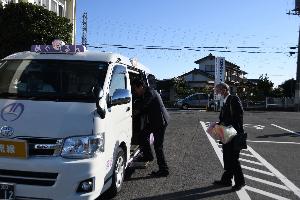 バスに乗車する新井藤岡市長