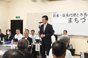 まちづくり懇談会であいさつする新井藤岡市長