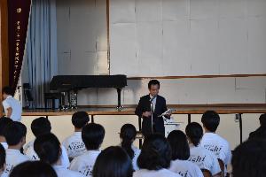 西中生徒の発表を聞き講評を行う新井藤岡市長