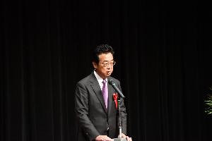 社会福祉大会であいさつする新井藤岡市長