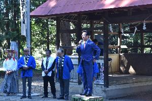 土師神社秋祭りであいさつする新井藤岡市長
