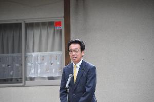 表彰式であいさつする新井藤岡市長