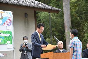 表彰状を手渡す新井藤岡市長